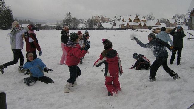 Śnieżna potyczka - dziewczyny kontra chłopcy